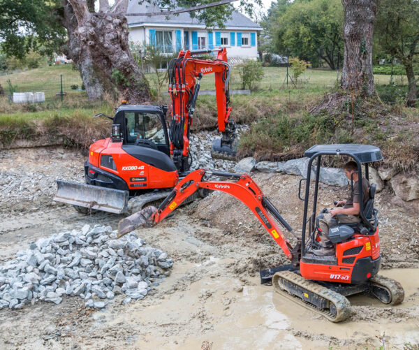 Kubota u17 working