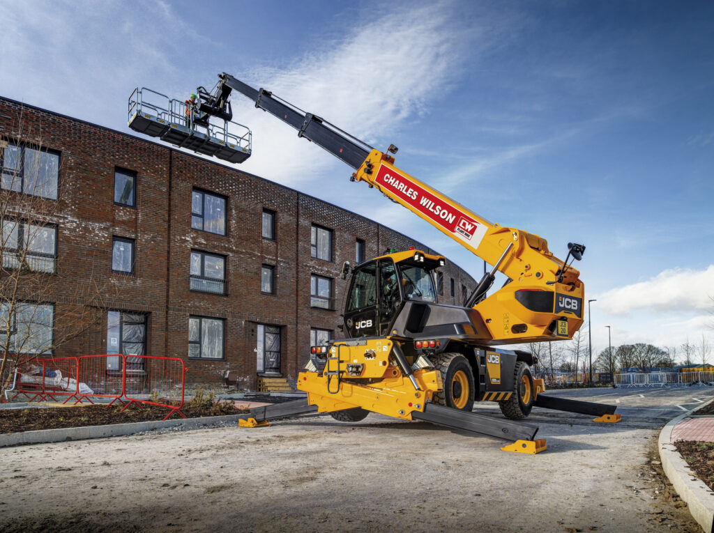 The Benefits of a 360° Telehandler: One Machine, Three Solutions 4 360 telehandler man platform 1